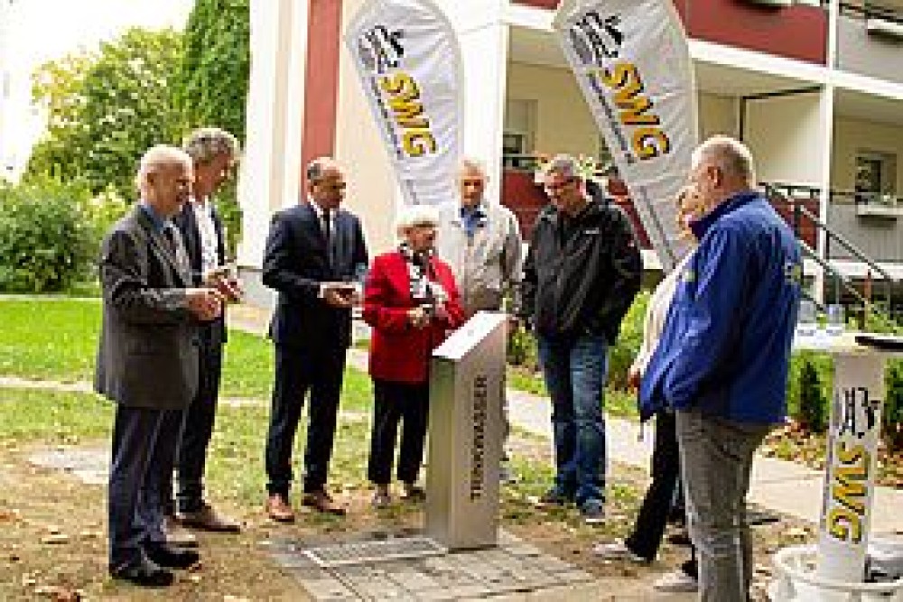 Seniorenvertretung Görlitz und die Stadtwerke Görlitz AG versammelt um den neuen Trinkbrunnen