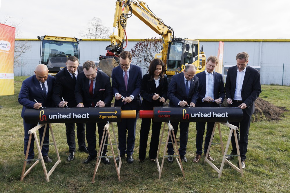 United Heat - Feierlicher Spatenstich - Signierung der Fernwärmeleitungen