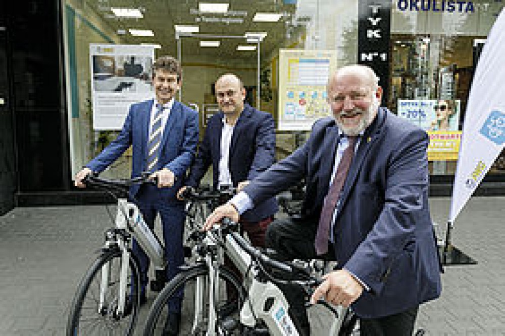 Ehemaliger Görlitzer Oberbürgermeister Siegfried Deinege, Bürgermeister von Zgorzelec Rafal Gronciz und Stadtwerke-Vorstandsvorsitzender Matthias Block machten sich im Sommer persönlich ein Bild vom geplanten Kundenbüro der SWG AG in Polen (vrnl).