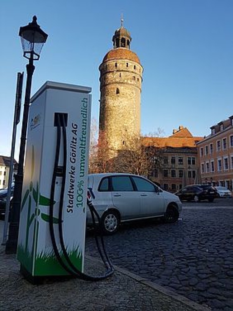 Blick auf die Ladesäule der SWG AG am Nikolaiturm in Görlitz. Foto: M.Georgi