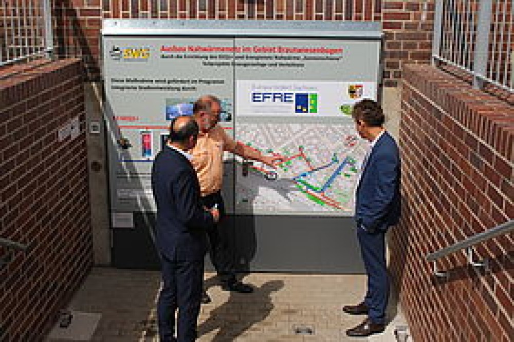 vlnr: Oberbürgermeister Octavian Ursu, Ronald Engler (Projektverantwortlicher bei der SWG AG) und Matthias Block Vorstandsvorsitzender der SWG AG stehen vor dem Eingang des neuen EEQ1+ auf dem Gelände des ehemaligen Güterbahnhofs.