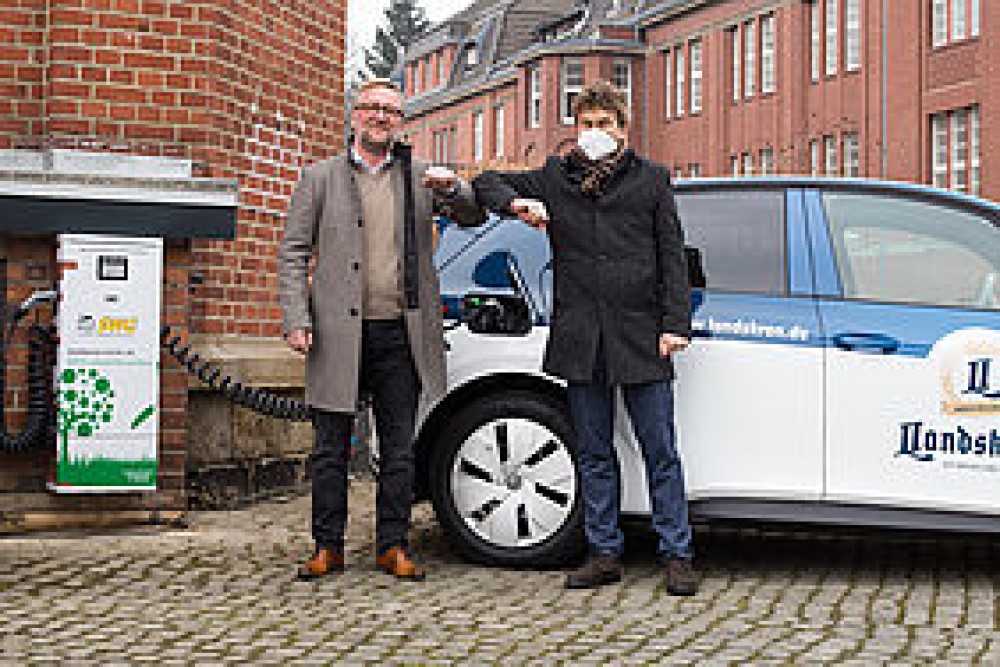 vlnr: Uwe Köhler, Geschäftsführer der Landskron Braumanufaktur und Matthias Block, Vorstandsvorsitzender der SWG machten heute im Zuge der Einweihung direkt den Praxistest der neuen E-Tankstelle.