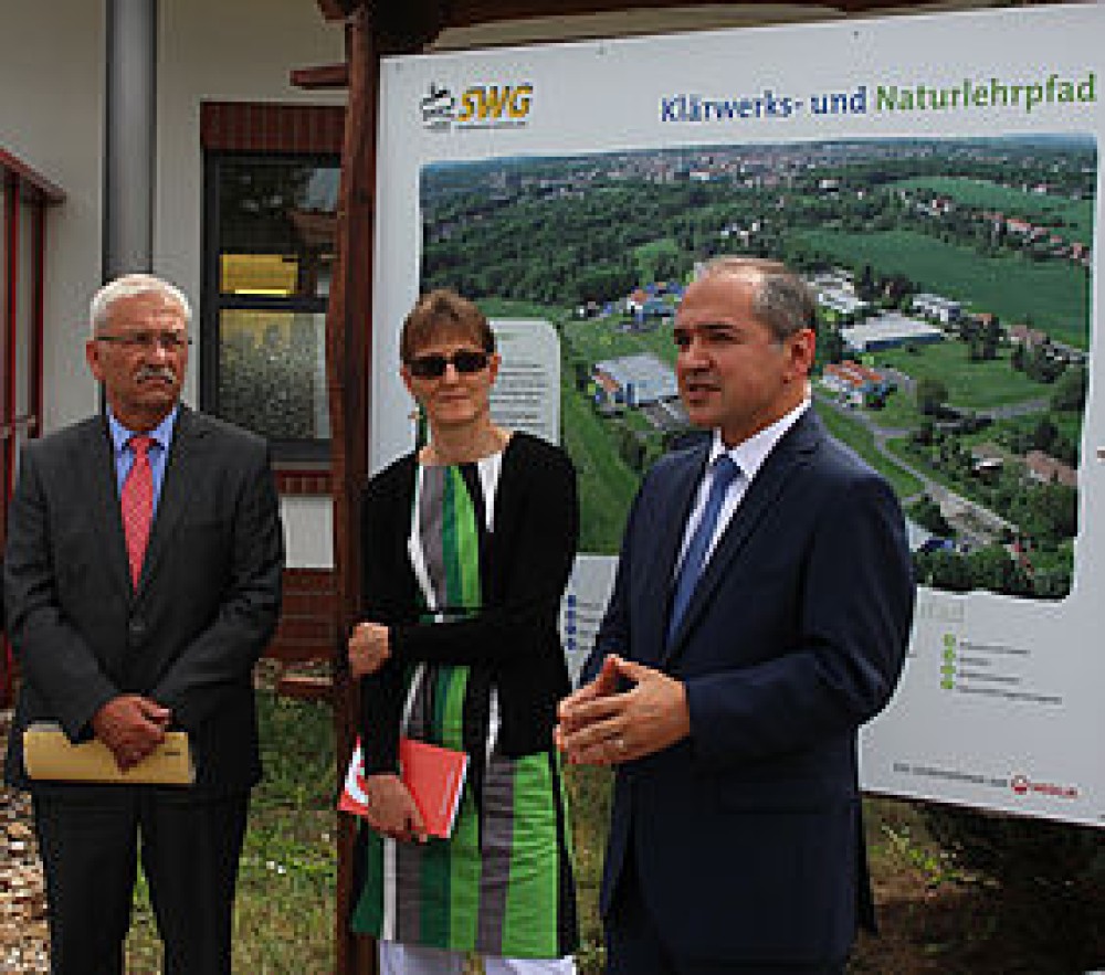 Vlnr: Hartmut Petermann (Bereichsleiter Erzeugungsanlagen bei der SWG AG), Sylke Freudenthal (Beauftragte für nachhaltige Entwicklung bei Veolia Deutschland) und der Görlitzer Oberbürgermeister Octavian Ursu bei der Eröffnung des Naturlehrpfades auf der Kläranlage in Görlitz