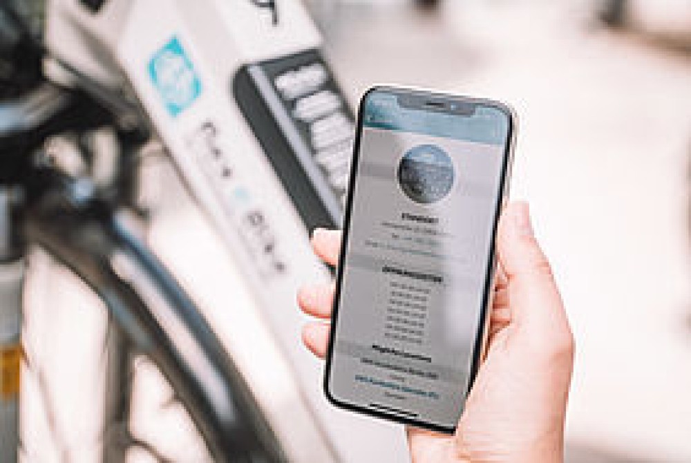 Die Buchung und Bezahlung der E-Bikes sowie die Steuerung des Schlosses erfolgt unkompliziert via App.