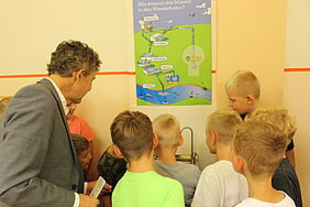 Matthias Block, Vorstandsvorsitzender der Stadtwerke Görlitz AG, erklärt den Schülern der 3. Klasse der Melanchthon-Grundschule die Funktionsweise des Trinkwasserspenders.