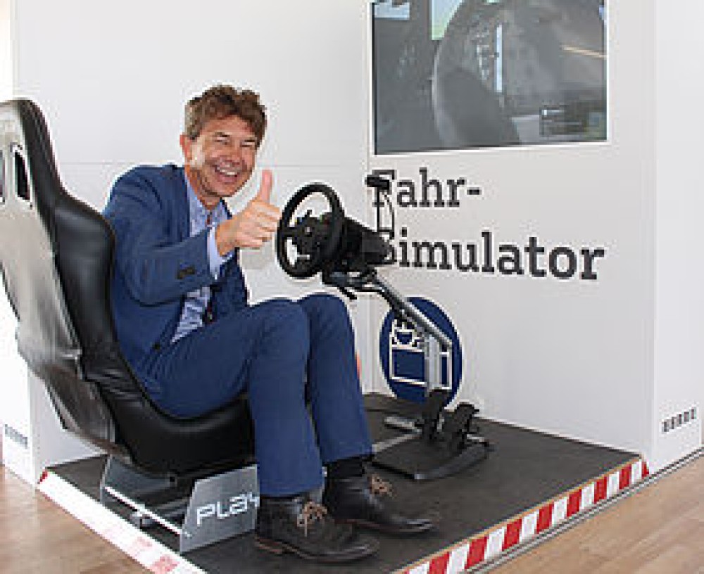 Matthias Block, Vorstandsvorsitzender der SWG AG, testete gleich mal den Fahrsimulator in dem Truck