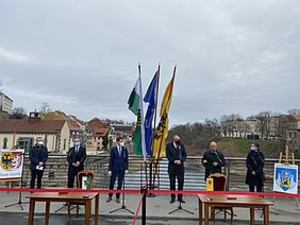Ministerpräsident Michael Kretschmer und der Marschall der Woiwodschaft Niederschlesien, Cezary Przybylski, unterzeichneten heute auf der Görlitzer Altstadtbrücke ein gemeinsames Unterstützerschreiben. Foto:Paweł Sosnowski
