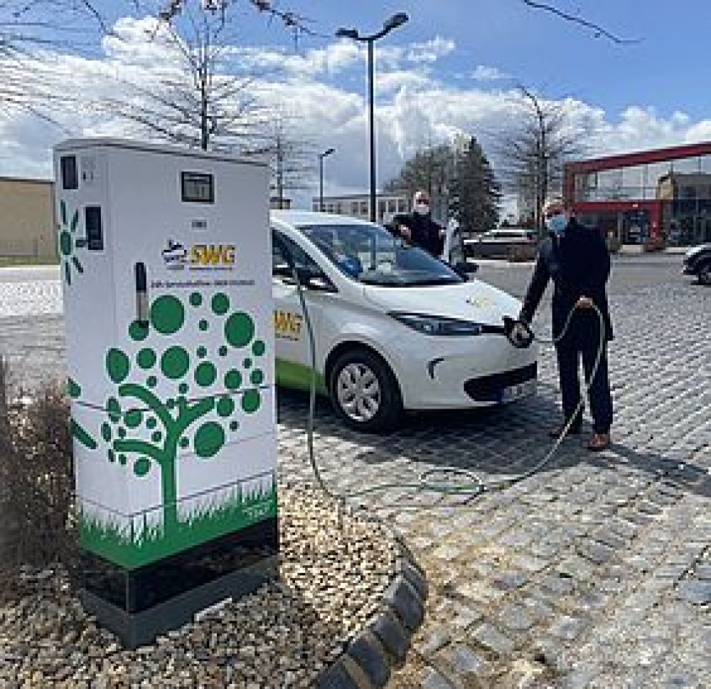 vlnr: Oberbürgermeister Octavian Ursu, Vorsitzender des Zweckverband Neisse-Bad Görlitz und Peter Starre, stellv. Vorstandsvorsitzender der SWG machten heute im Zuge der Einweihung direkt den Praxistest der neuen E-Tankstelle.
