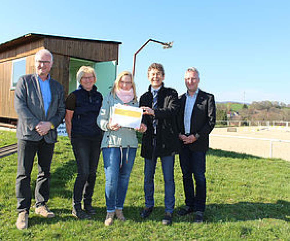 Vlnr: René Schöne, Bürgermeister in Kodersdorf | Katrin Kuhn und Kristin Kuhn vom PSV „Am Geyersberg“ Kodersdorf e.V. | Matthias Block, Vorstandsvorsitzender der Stadtwerke Görlitz AG| Torsten Hänsch, Verbandsvorsitzender Verwaltungsverband Weißer Schöps/ Neiße