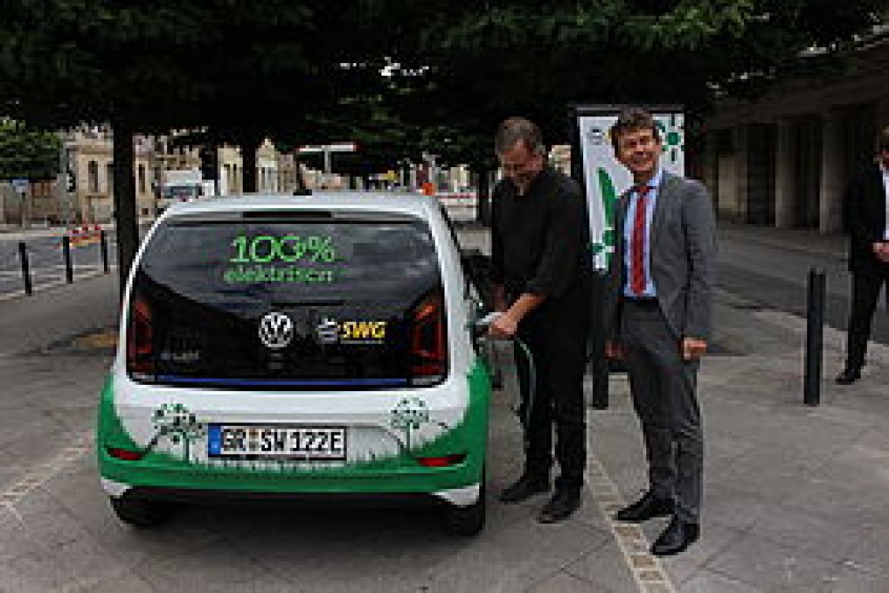 vlnr: Dr. Michael Wieler, Bürgermeister für Kultur, Bauen und Stadtentwicklung, Ordnung und Sicherheit der Stadt Görlitz und Matthias Block, Vorstandsvorsitzender der Stadtwerke Görlitz AG, nahmen heute gemeinsam vor dem Görlitzer Bahnhof die Schnellladesäule in Betrieb.