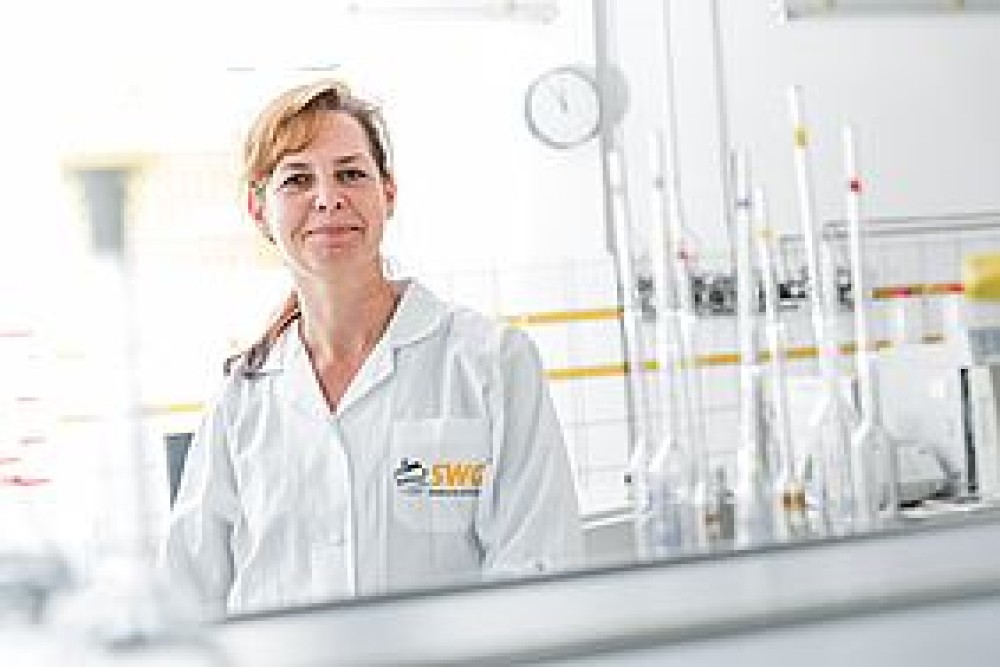 Mitarbeiterin im Labor der SWG
