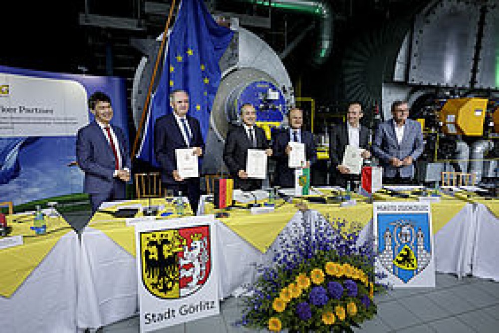 Vlnr.: Mattias Block (Vorstandsvorsitzender SWG); Thomas Schmidt (Staatsminister für Regionalentwicklung); Octavian Ursu (Oberbürgermeister Görlitz); Rafał Gronicz (Bürgermeister Zgorzelec); Wolfram Günther (Staatsminister f. Energie, Klimaschutz, Umwelt & Landwirtschaft); Grzegorz Bicki (Geschäftsführer ZPEC) Foto: Nikolai Schmidt