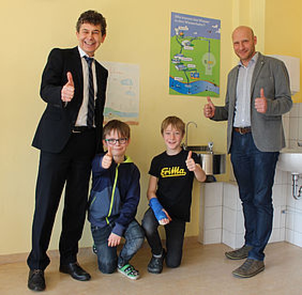 Vlnr: Matthias Block, Vorstandsvorsitzender der SWG AG | Moritz und Lenni aus der 4. Klasse der Regenbogen-Grundschule | Matthias Müller, Schulleiter der DPFA-Regenbogen-Grundschule