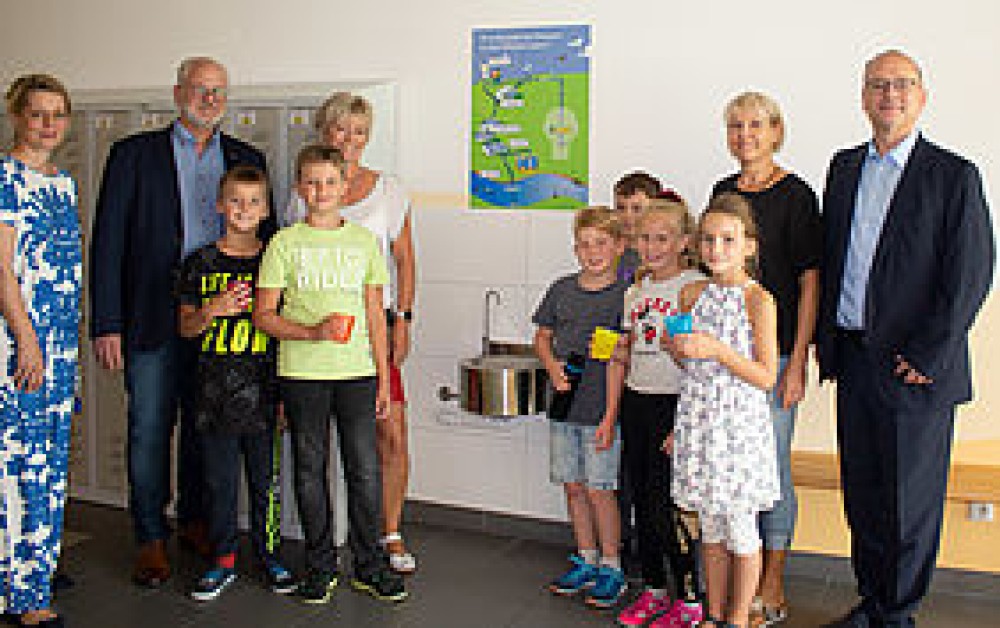 Bild vlnr: Frau Geißler, Leiterin Freinet Kinderhaus „Benjamin Blümchen“; Herr Lumper, Sachgebietsleiter Schul- und Sport; Frau Fleißig, Horterzieherin; Schulleiterin Frau Liebig sowie Herr Starre, stellv. Vorstandsvorsitzender der Stadtwerke Görlitz AG mit den Schülern der 3a aus der Grundschule Weinhübel.