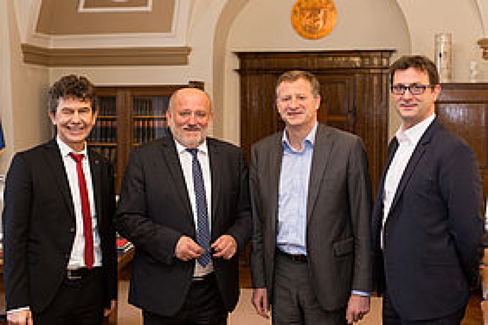 v.l.n.r.: Matthias Block, Vorstandsvorsitzender Stadtwerke Görlitz AG; Siegfried Deinege, Oberbürgermeister der Stadt Görlitz; Etienne Petit, Landesdirektor Veolia Deutschland GmbH; Julien Mounier, Direktor Geschäftsbereich Energie Veolia Deutschland GmbH