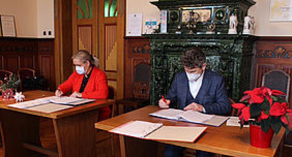 Marion Prange, Bürgermeisterin der Stadt Ostritz und Matthias Block, Geschäftsführer der SWG Service GmbH beim Unterzeichnen der Betriebsführungsverträge.