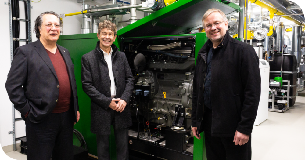 Auf dem Bild vlnr: Phillip Metz, Objekteigentümer Steinstraße 2-5; Matthias Block, Vorstandsvorsitzender SWG AG und Bürgermeister Dr. Michael Wieler stehen vor der neuen Anlage des EEQ6 im Kellerdes ehemaligen Kaufhauses