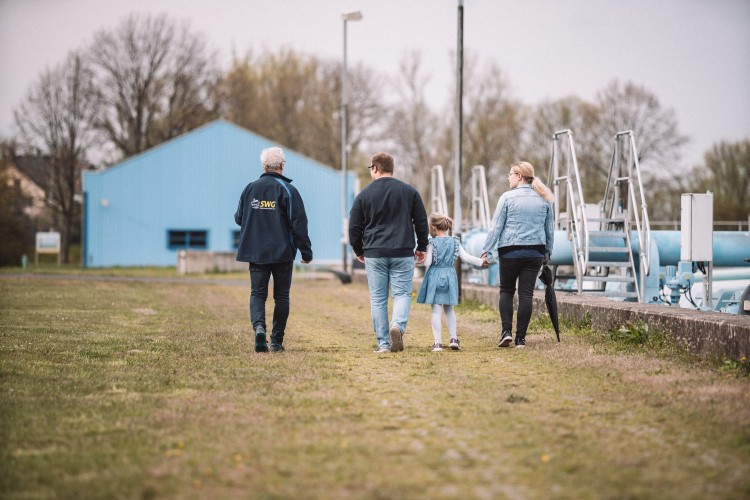 Engagement für Bildung. Familie erhält Führung durch das Klärwerk.