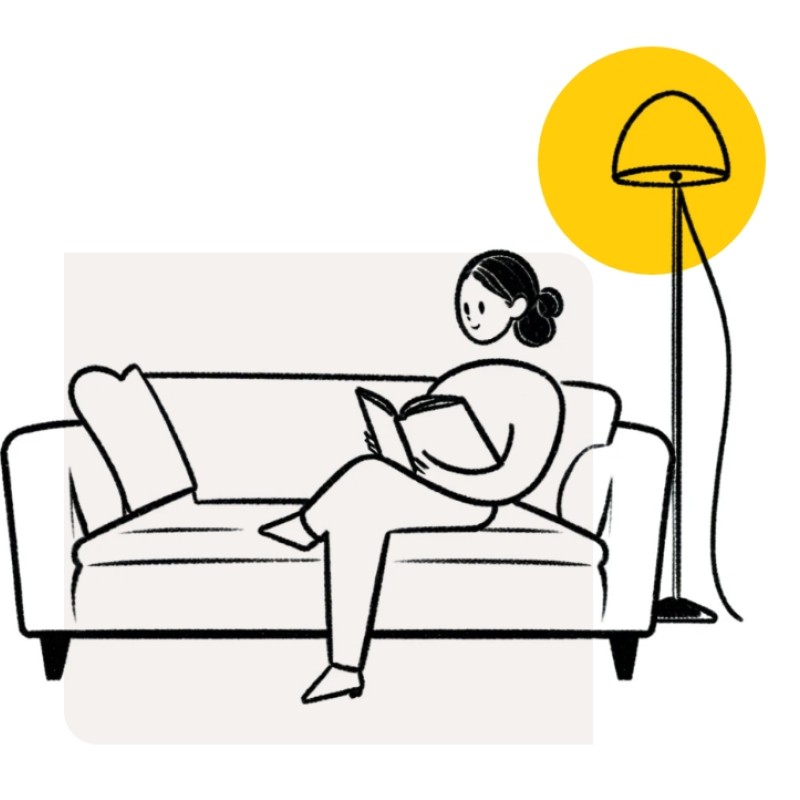 Frau mit Buch auf Couch