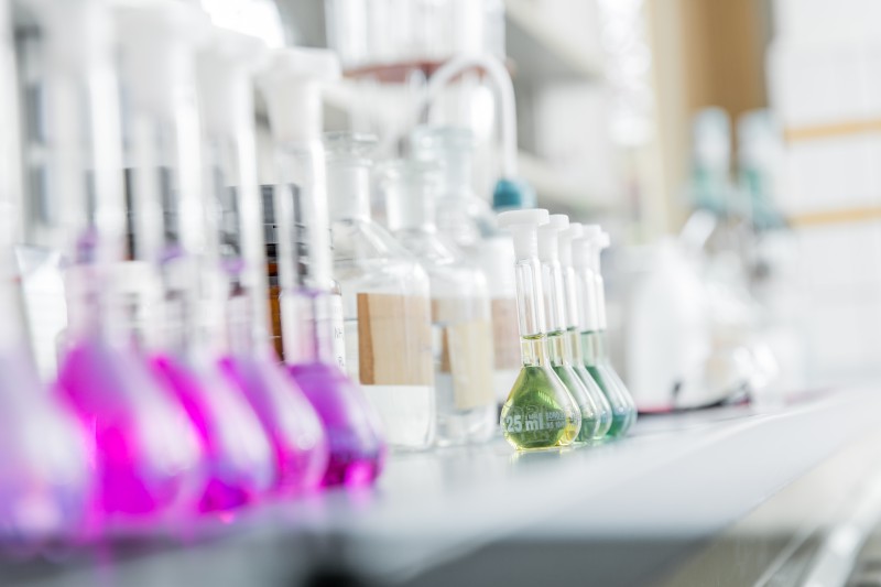 Reagenzgläser- und Kolben im Labor.