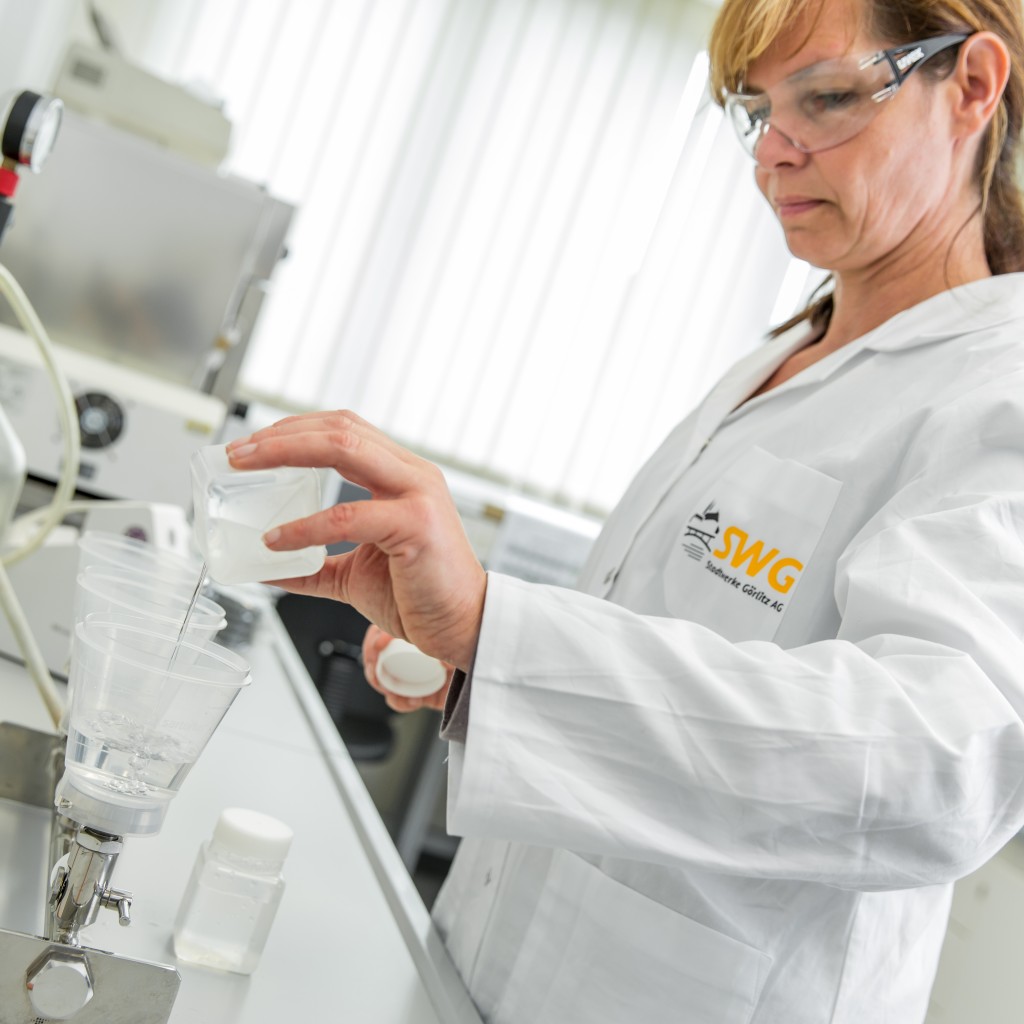 Eine Mitarbeiterin der Stadtwerke Görlitz führt im Labor eine Wasseranalyse durch.