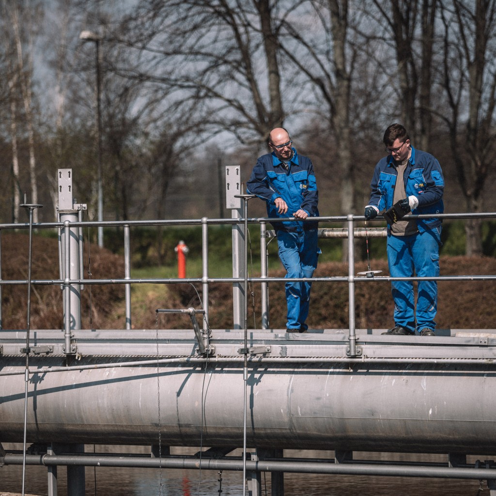 Kläranlage. Männer am Klärbecken.