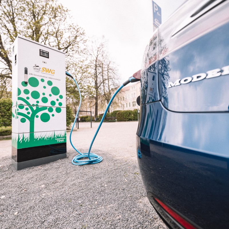 Elektromobilität in Görlitz - Ein Auto wird an einem Görlitzer Verkehrsknotenpunkt an einer Ladesäule mit Strom betankt.