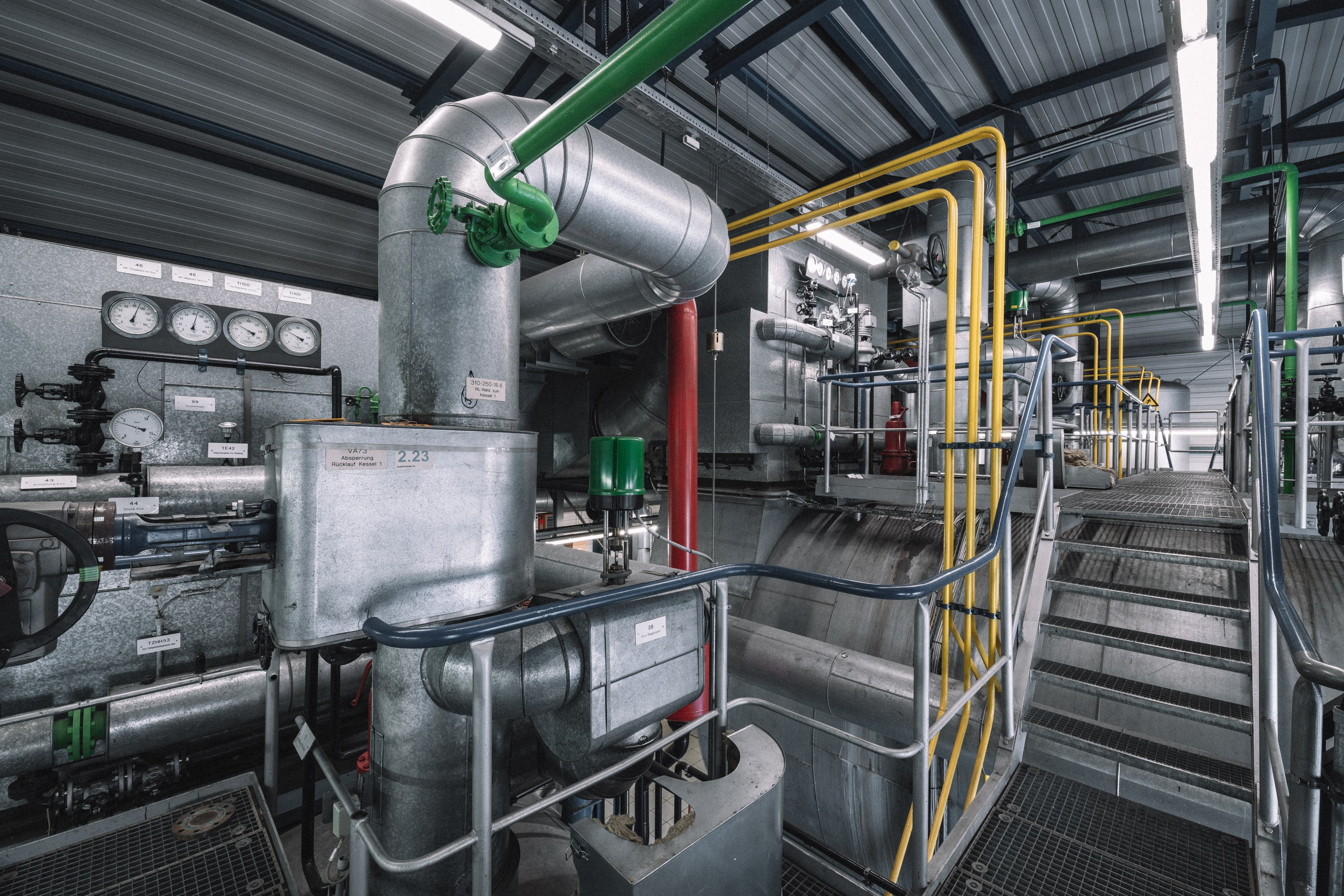 Fernwärme-Versorgung. Blick ins BHKW.