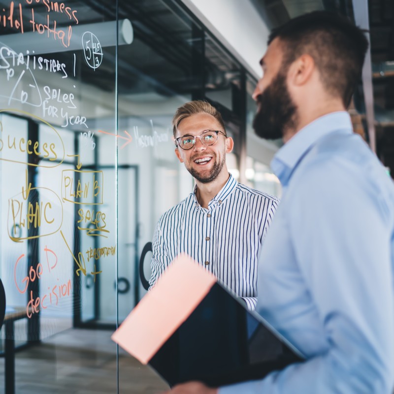 Geschäftspartner im Gespräch.