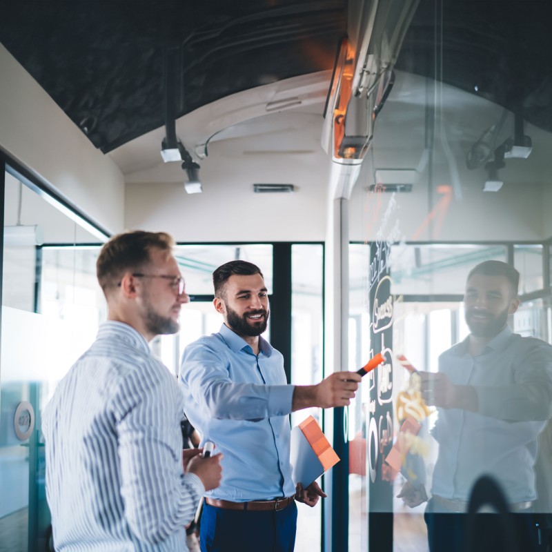 2 Männer im Meeting