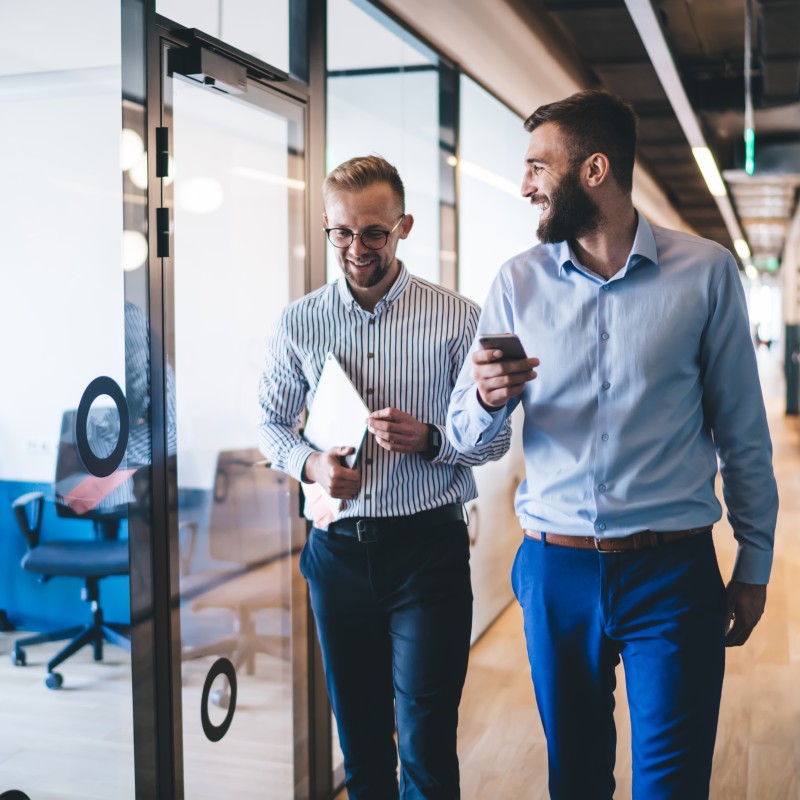 Geschäftspartner im Gespräch - laufend.