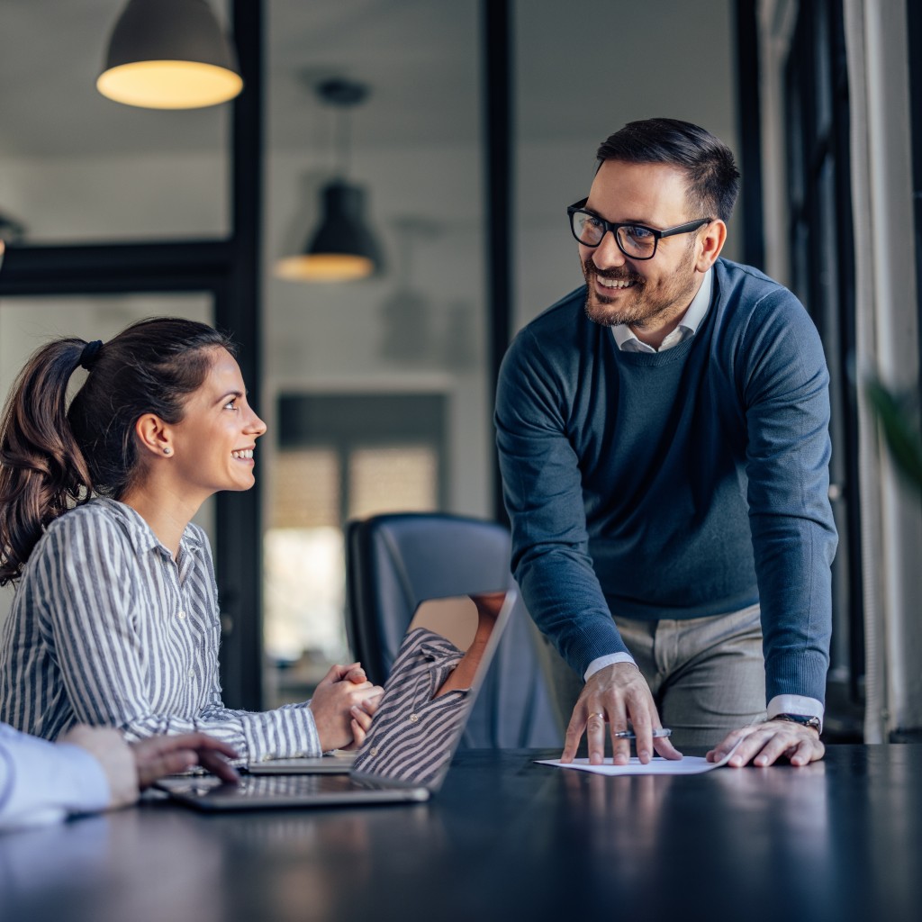 Business Meeting. Personen am Tisch in einer Beratung.