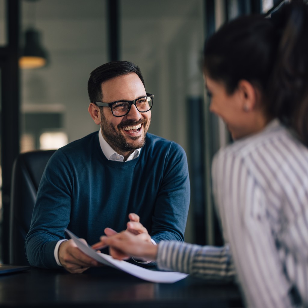 Business Meeting. Mann und Frau am Tisch in einer Beratung.