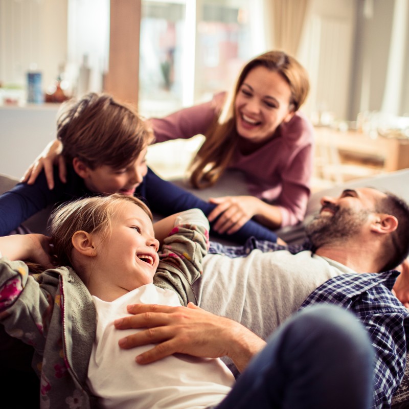 Familie glücklich im Wohnzimmer.