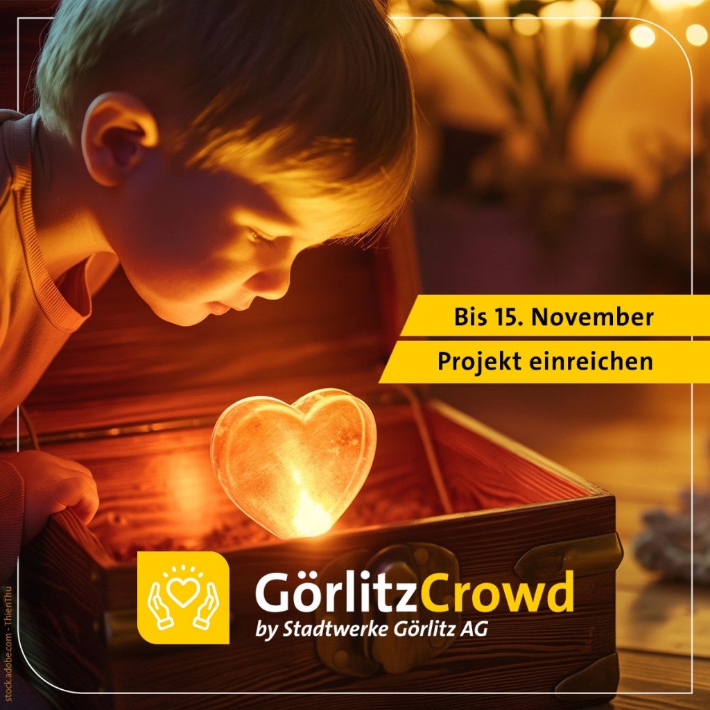 Kind schaut in eine Schatzkiste, wo ein leuchtendes Herz zu sehen ist. Görlitz-Crowd Weihnachtsaktion.