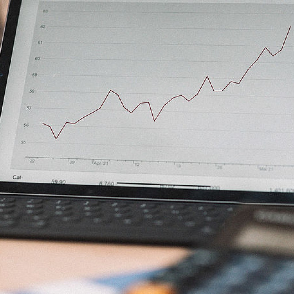 Laptop auf einem Tisch mit der Ansicht eines Diagrammes.