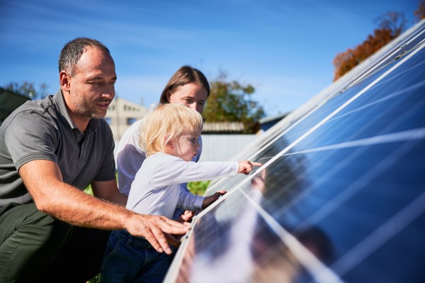 Familie an einem Solarpanel.