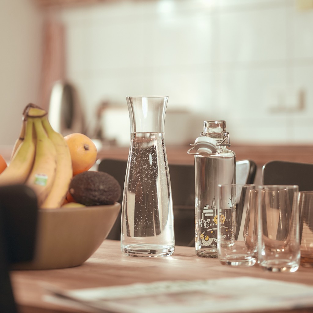 Trinkwasser steht in einer Wasserkaraffe auf dem Tisch.