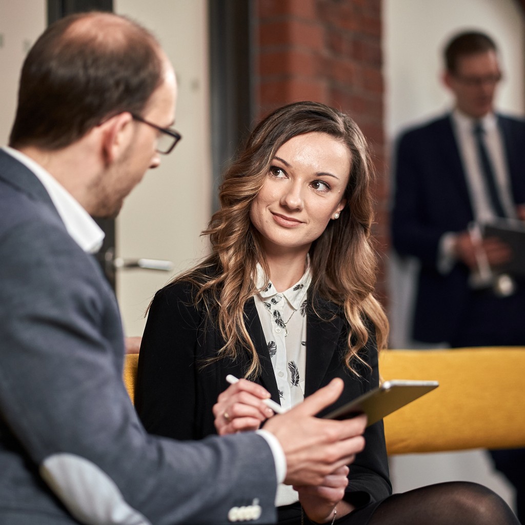 Beratungsgespräch zwischen Mann und Frau.