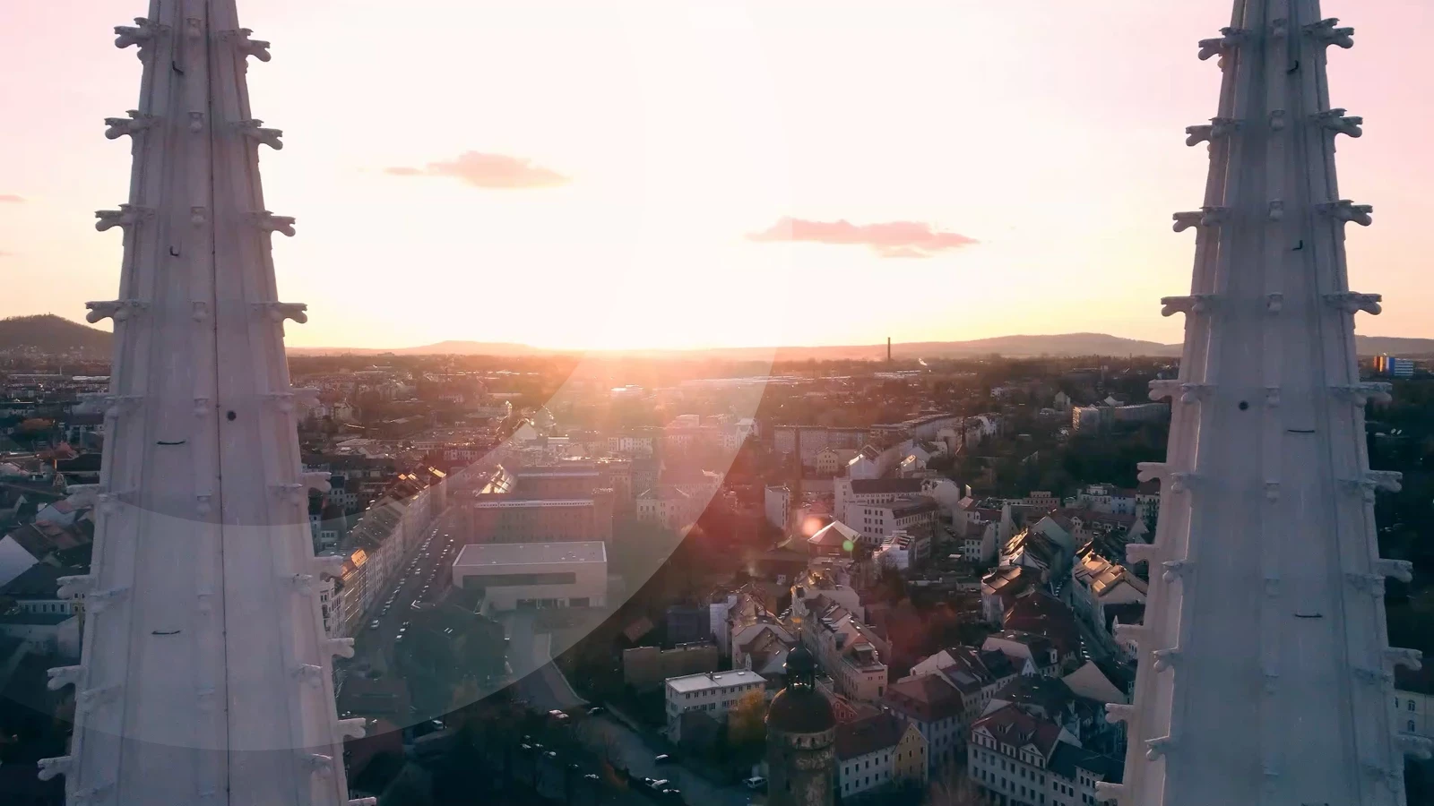 Blick durch die Türme der Peterskirche auf die Görlitzer Altstadt.