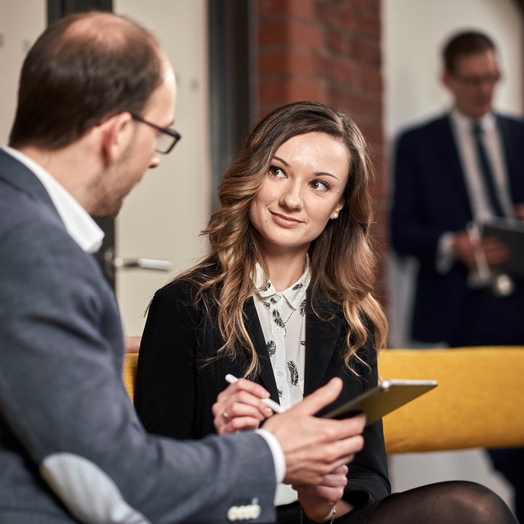 Ein Mitarbeiter der Stadtwerke Görlitz berät eine Kundin – Persönlicher und kompetenter Service.